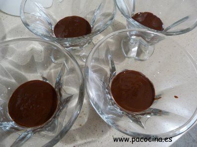 Copa de nata y chocolate capa de chocolate
