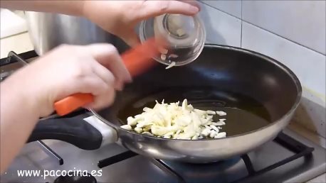 Espaguetis al pimentón de la Vera, sofreir ajos
