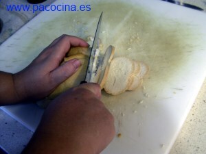 Sopa de tomate  cortar pan